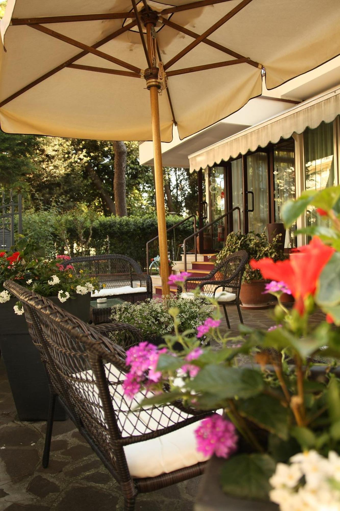 Hotel Santiago Милано Мартима Екстериор снимка