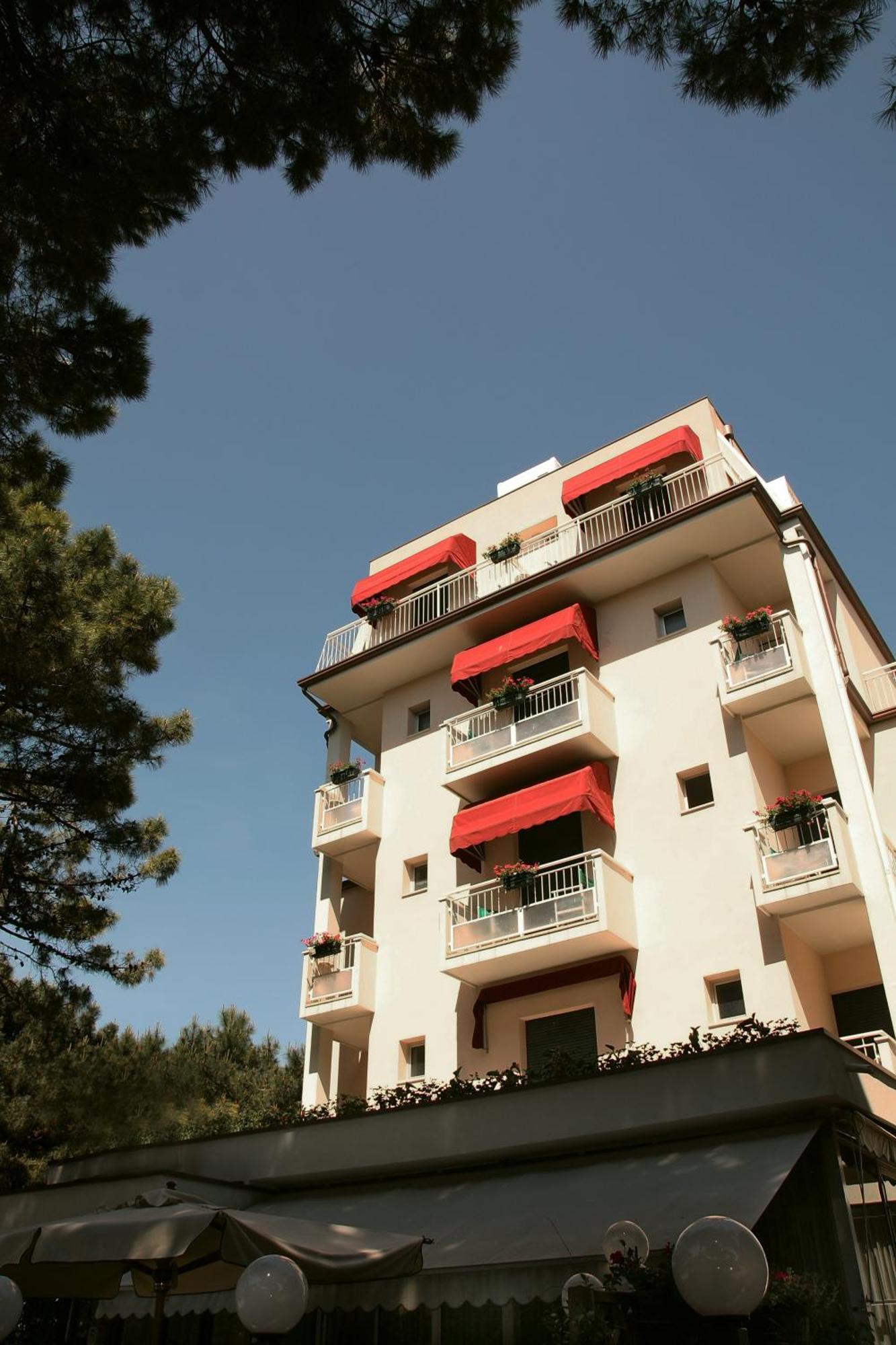 Hotel Santiago Милано Мартима Екстериор снимка