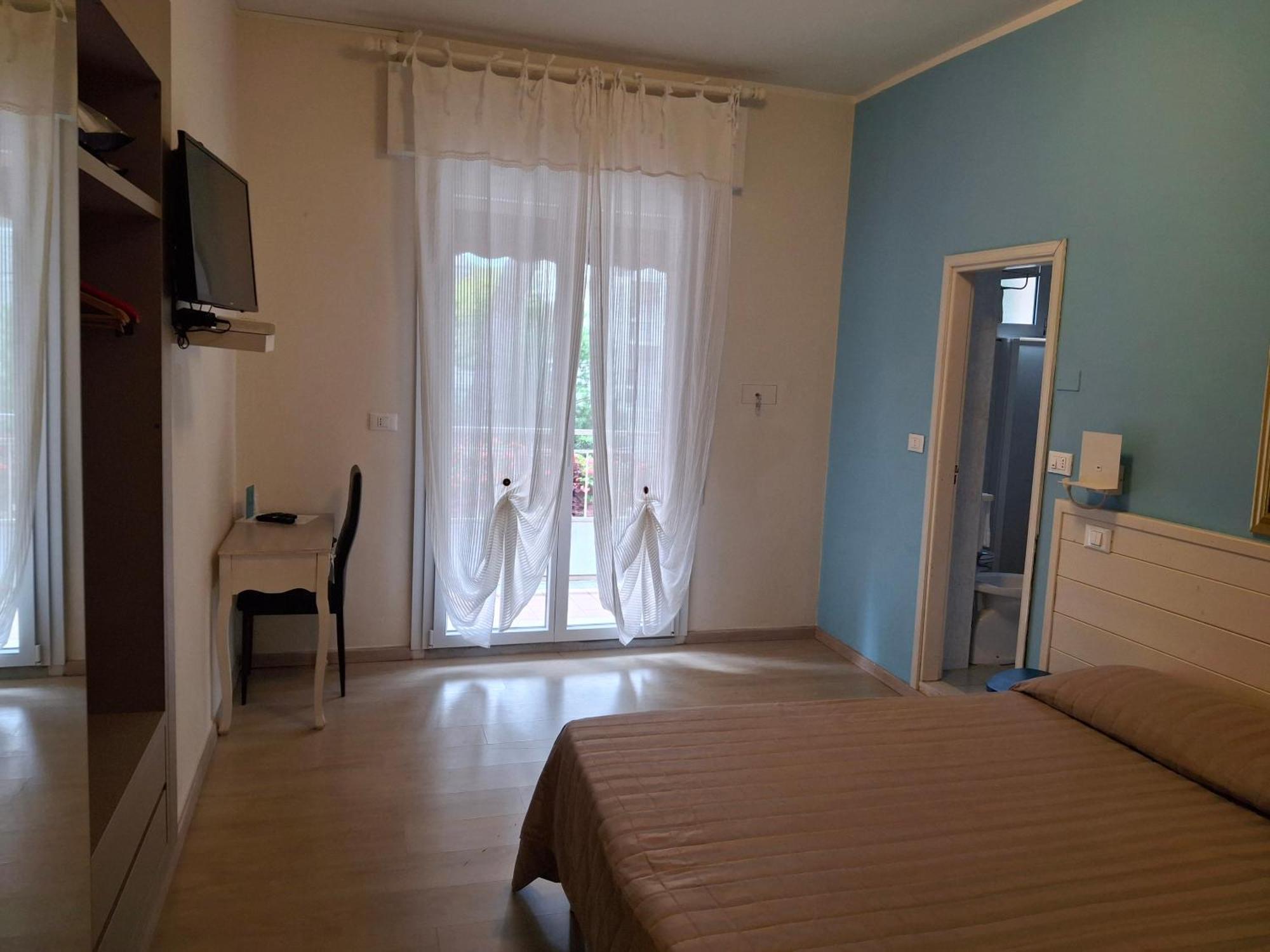Hotel Santiago Милано Мартима Екстериор снимка